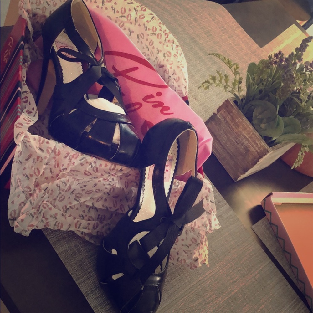 Black Lace platform heel New